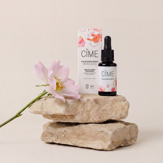 CÎME Wild Rose Serum – natuurlijk gezichtsserum met rozenolie op steen