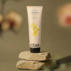 CÎME Volume Shampoo met zeepnoten op natuursteen