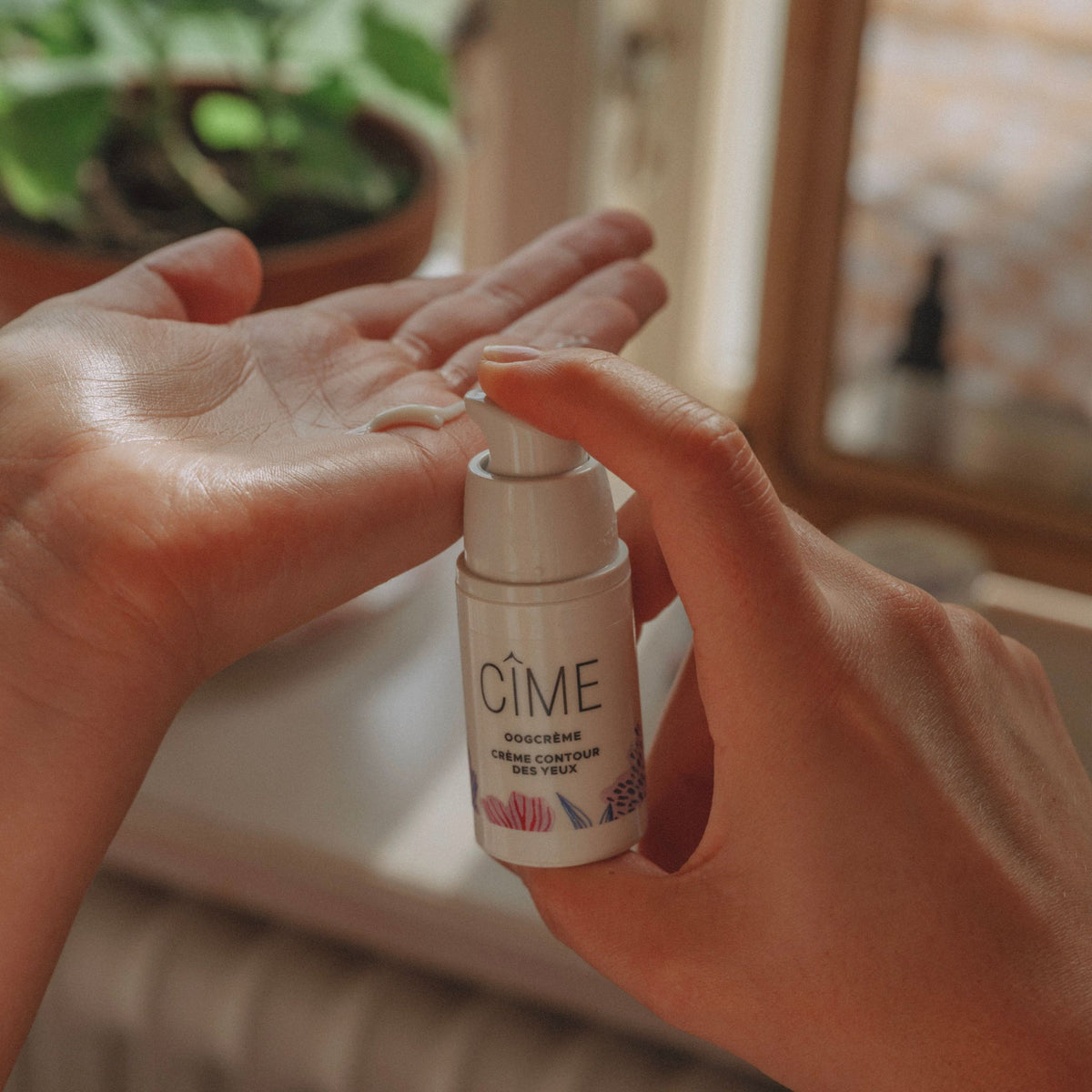 CÎME Eye Cream aanbrengen rond de ogen