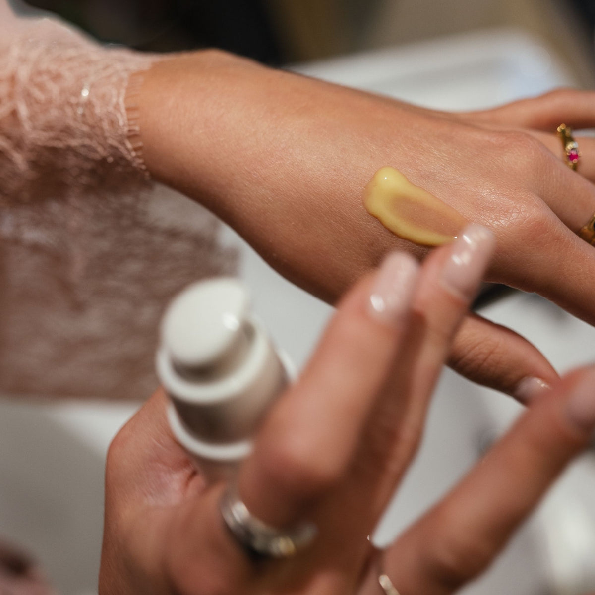 CÎME Retinal Serum, druppel op de hand