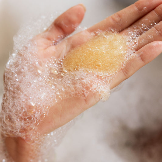 CÎME Wash & Scrub schuimend op de hand