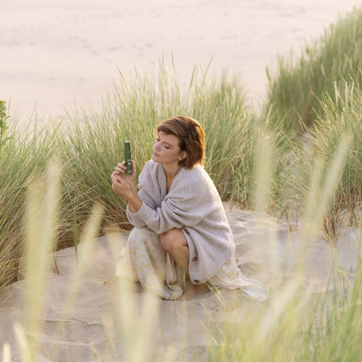 Lynn Van Royen op het strand met de CÎME x Lynn dagcrème