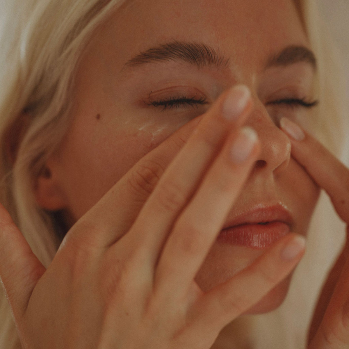 Vrouw gebruikt CÎME Eye Cream tegen wallen